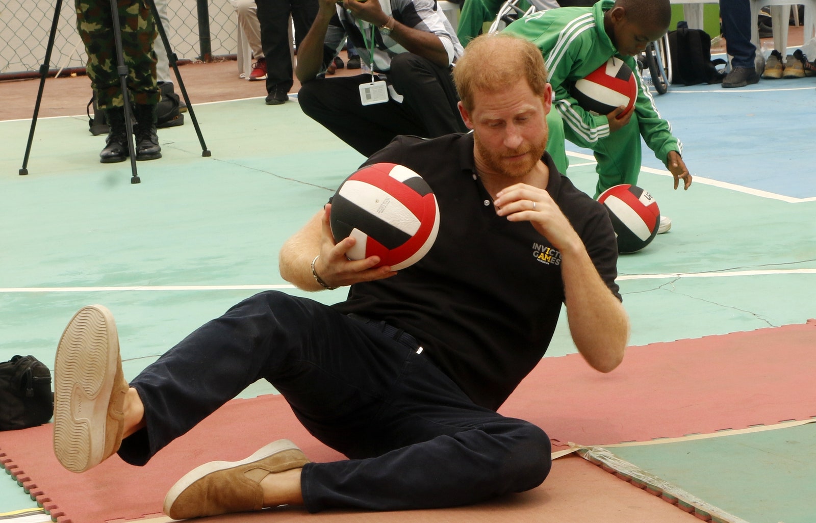 התמונה עשויה להכיל את הנסיך הארי הדוכס מסאסקס ביגוד הנעלה Shoe Ball ספורט כדורעף וכדורעף