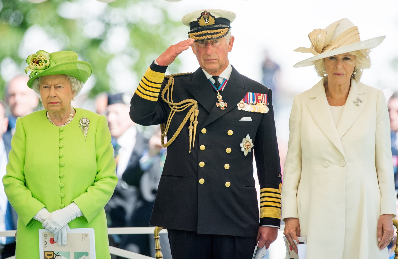 התמונה עשויה להכיל את צ'ארלס הנסיך מוויילס אליזבת השנייה מייקל ברימן קצין כובע וכפפה