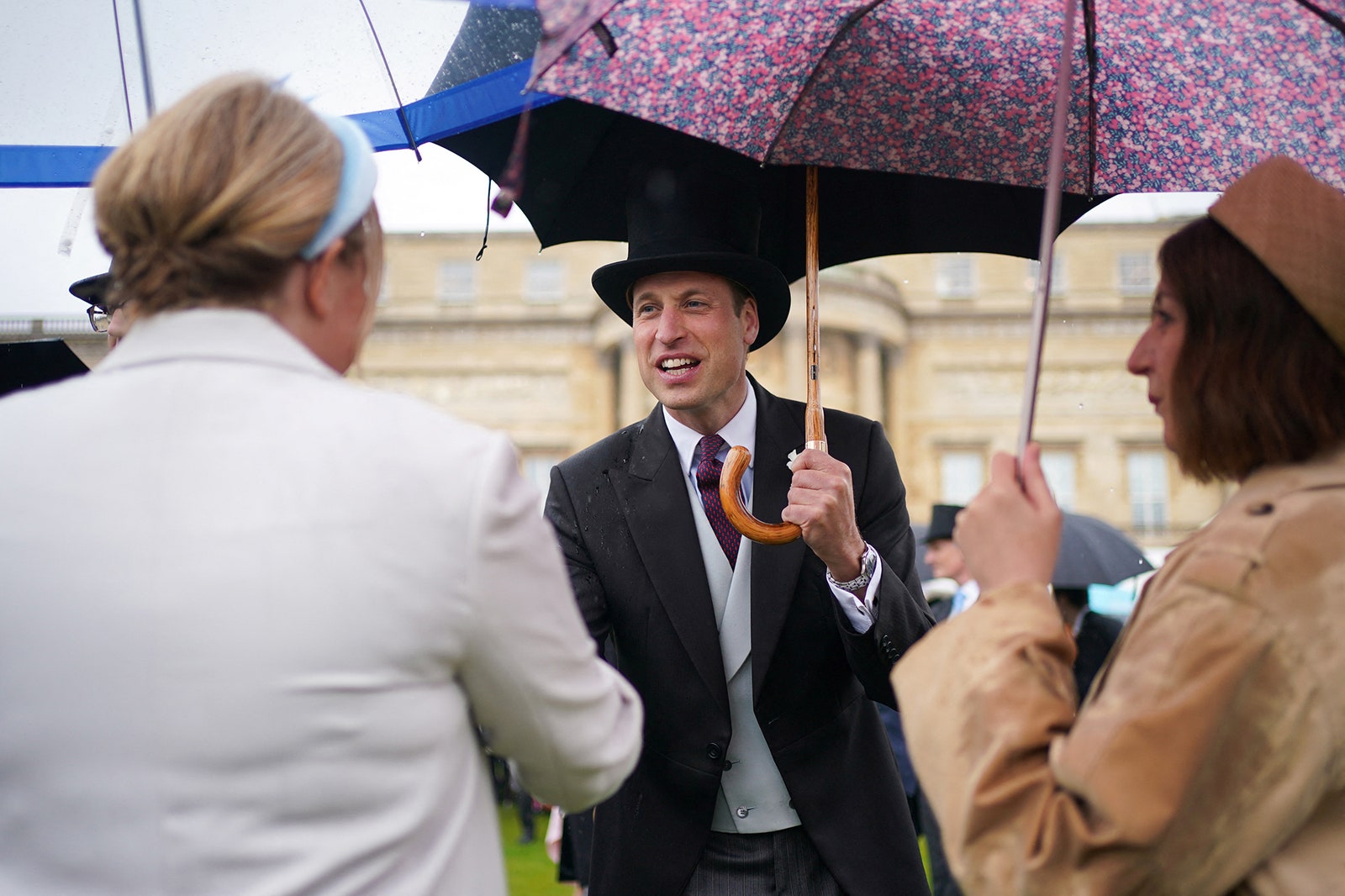 התמונה עשויה להכיל את הנסיך וויליאם, הדוכס מקיימברידג', אביזרים לאדם מבוגר ללבוש רשמי עניבה כובע ומעיל