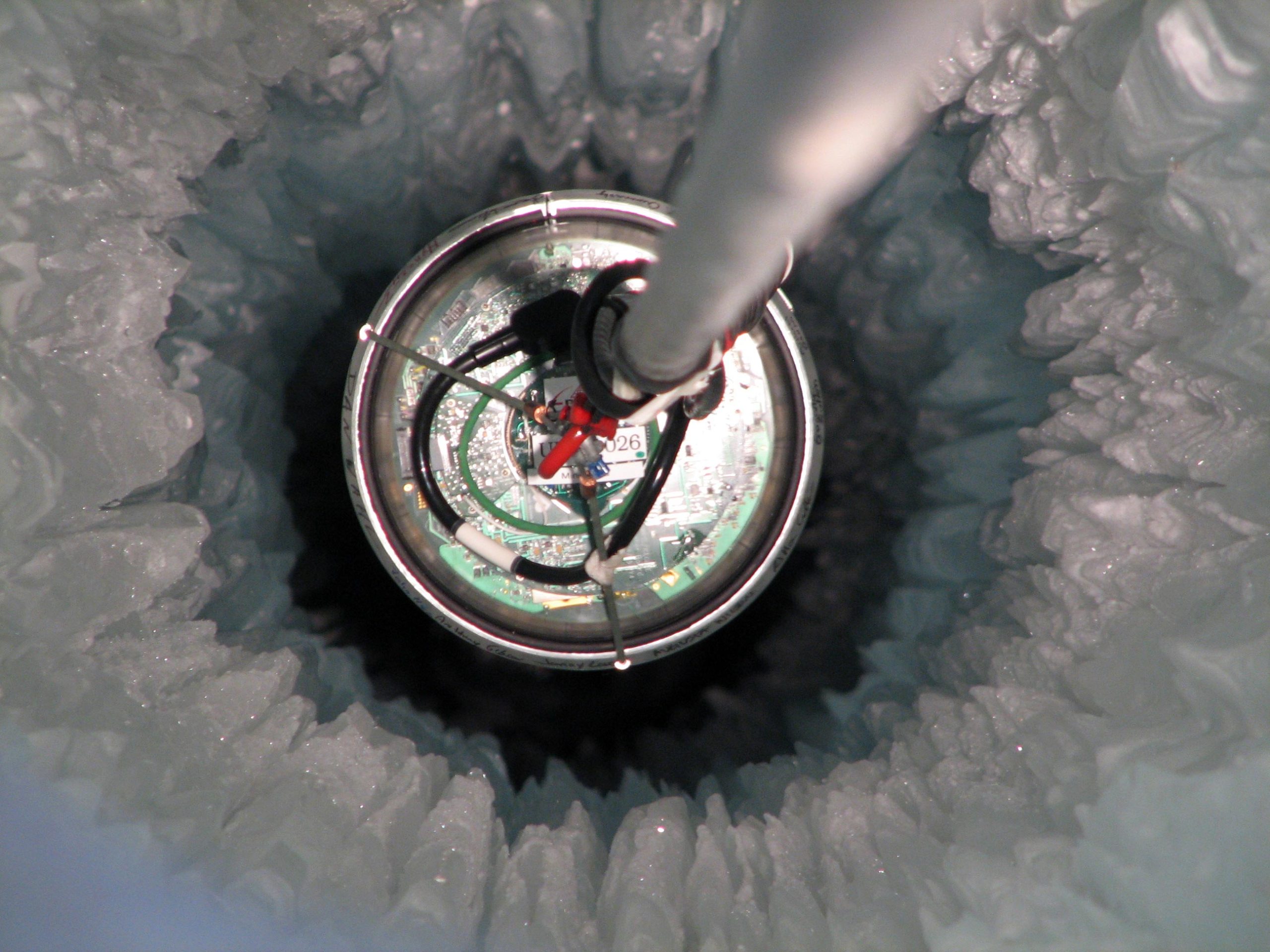 מציאות מכופפת: איינשטיין פוגש את מכניקת הקוונטים בקרח האנטארקטי