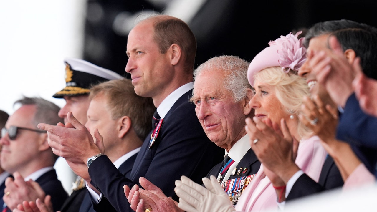 המלך צ'ארלס מכבד את "האומץ" וה"חוסן" של חיילים משוחררים, המלכה קמילה התרגשה בעליל בשירות D-Day