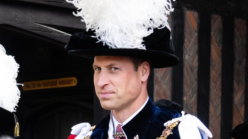 המלך צ'ארלס, המלכה קמילה והנסיך וויליאם דון יען כובעי נוצות וחלוקי קטיפה לטקס יום בירית עתיק