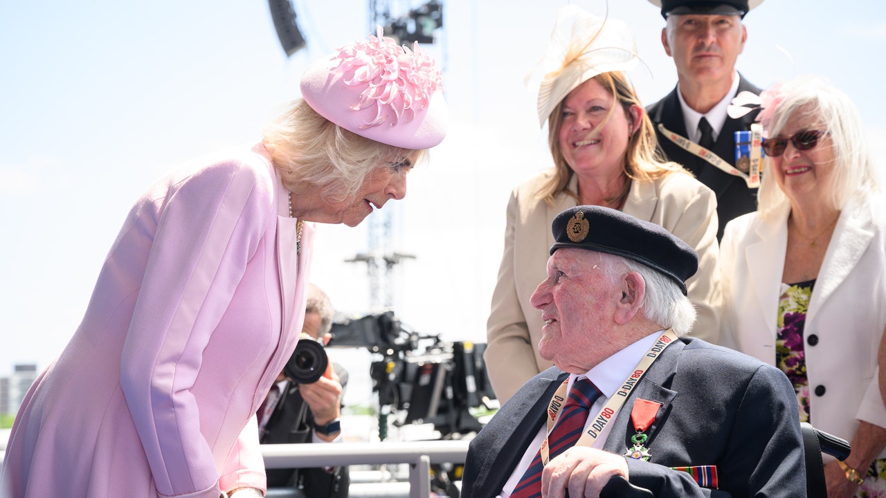 מדוע המלכה קמילה לבשה ורוד מכף רגל ועד ראש באירוע D-Day עם המלך צ'ארלס והנסיך וויליאם