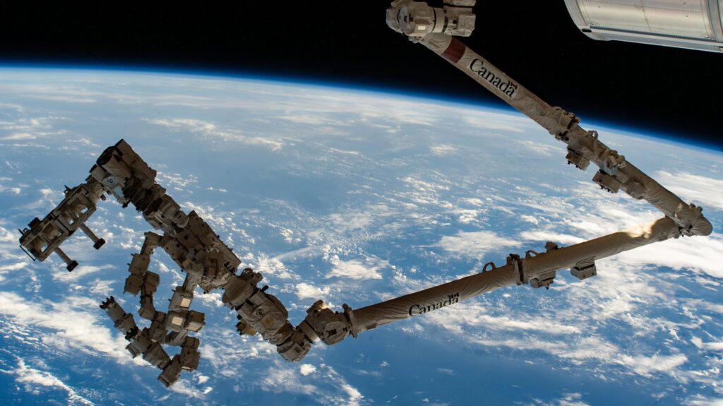 נאס"א מתכוננת להליכות חלל כפולות ומחקר מיקרו-כבידה