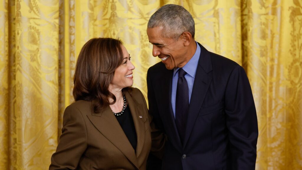 הזוג אובמה "לא יכול להיות גאה יותר" לתמוך בקמאלה האריס לנשיאות