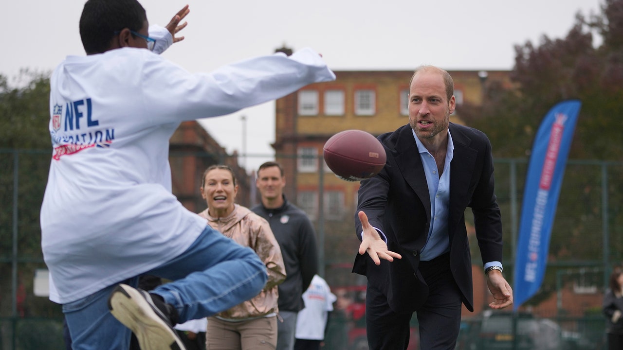 הנסיך וויליאם הוא כנראה אוהד NFL ויכול לזרוק כדורגל אמריקאי